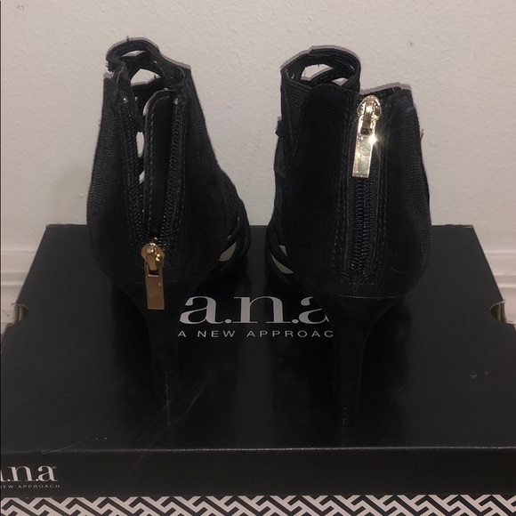 NWT** 9W Black glitter strapped heels - Picture 4 of 7